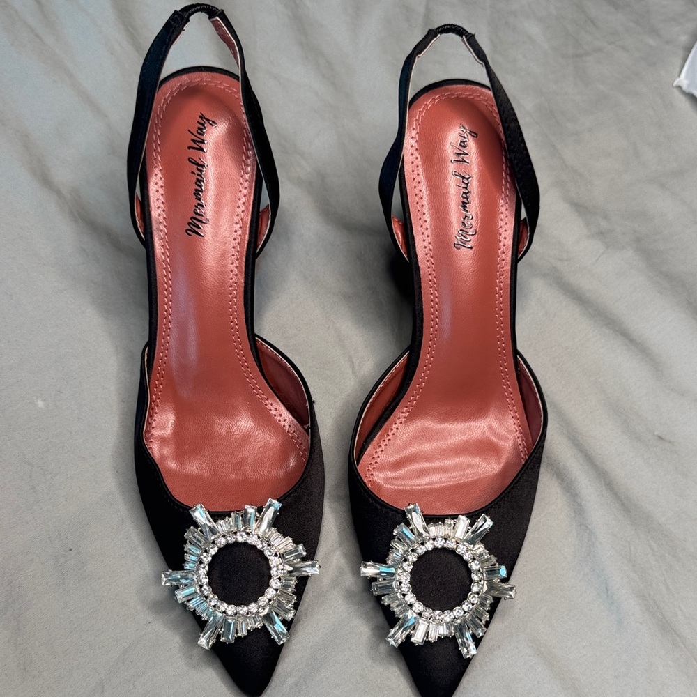 Elegant Black Women's Shoes with Crystal Embellishments